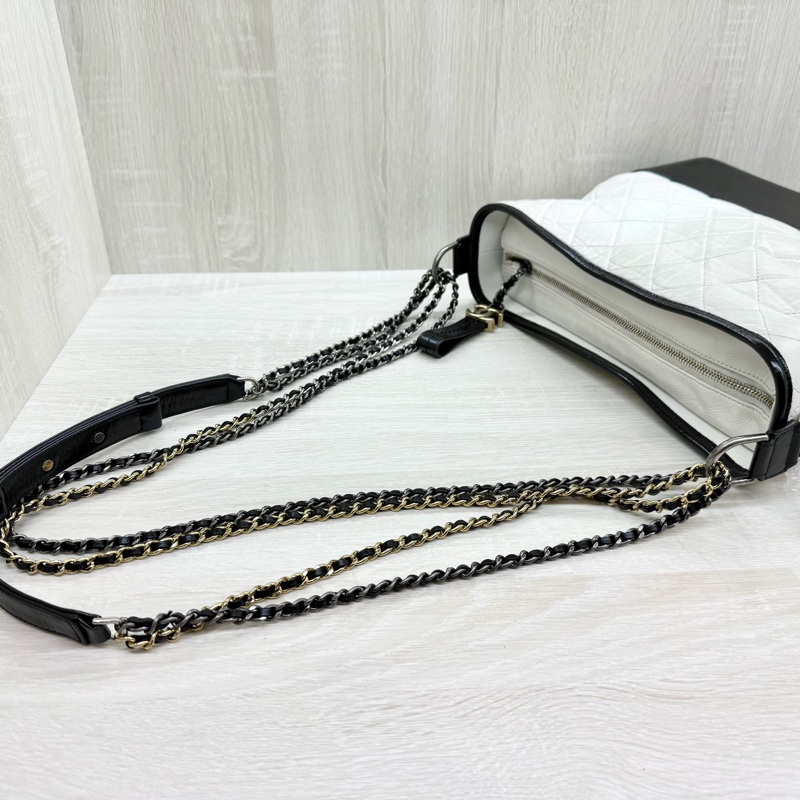 CHANEL黑拚白牛皮菱格紋大號流浪包A93824-10