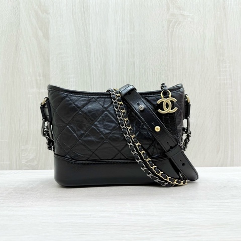 Chanel黑金菱格紋揉製牛皮小號流浪包A91810