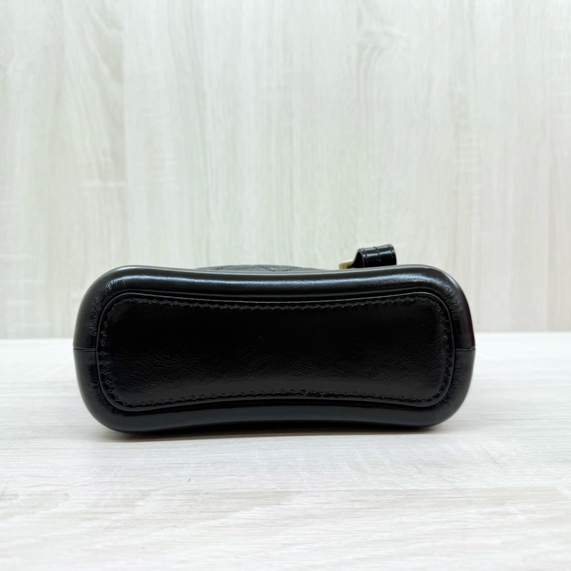 Chanel黑金菱格紋揉製牛皮小號流浪包A91810-5