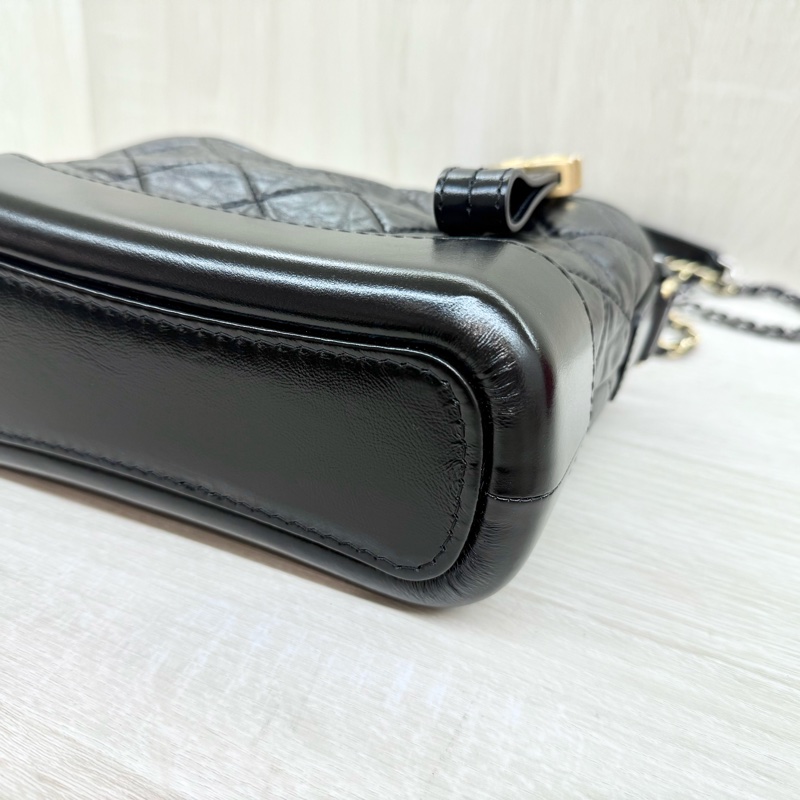 Chanel黑金菱格紋揉製牛皮小號流浪包A91810-7