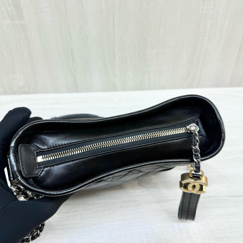 Chanel黑金菱格紋揉製牛皮小號流浪包A91810-8