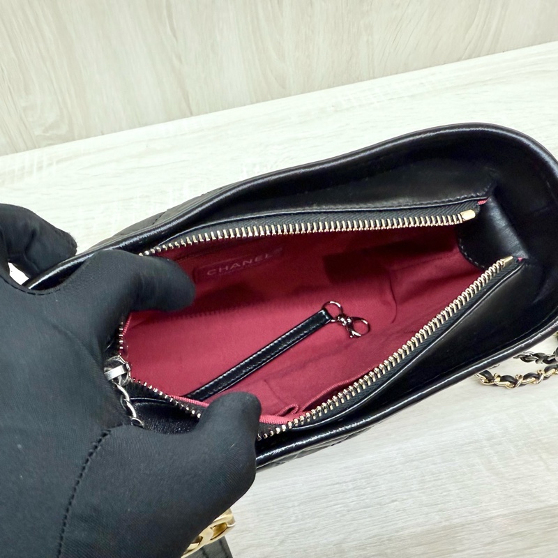 Chanel黑金菱格紋揉製牛皮小號流浪包A91810-9