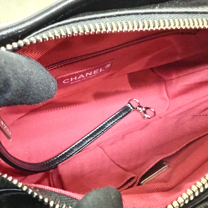 Chanel黑金菱格紋揉製牛皮小號流浪包A91810-10