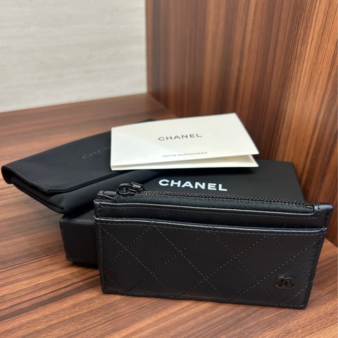 搶手貨😍 Chanel 黑牛皮菱格黑logo 一字拉後5卡卡包