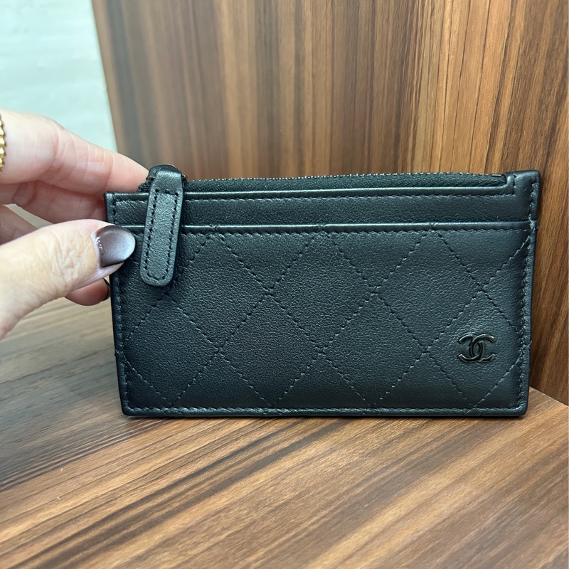 搶手貨😍 Chanel 黑牛皮菱格黑logo 一字拉後5卡卡包-1