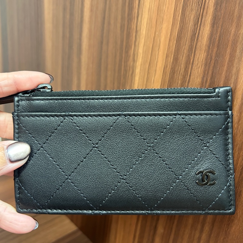 搶手貨😍 Chanel 黑牛皮菱格黑logo 一字拉後5卡卡包-5