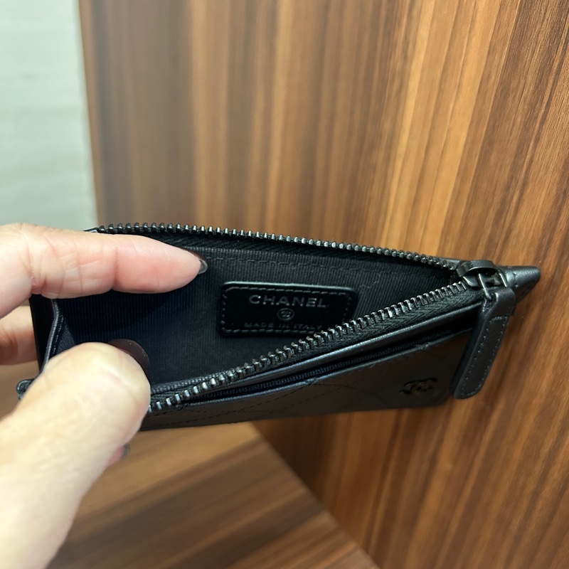 搶手貨😍 Chanel 黑牛皮菱格黑logo 一字拉後5卡卡包-6