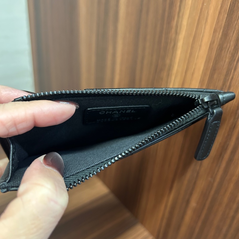搶手貨😍 Chanel 黑牛皮菱格黑logo 一字拉後5卡卡包-7
