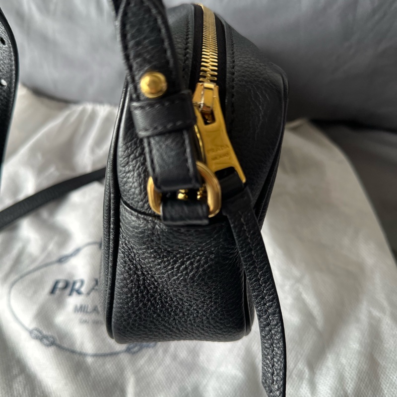 PRADA 浮雕 LOGO 荔枝紋 牛皮 小包｜單肩 / 斜挎相機包-8