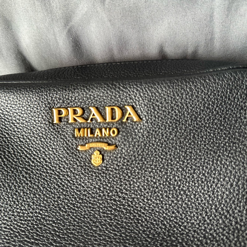 PRADA 浮雕 LOGO 荔枝紋 牛皮 小包｜單肩 / 斜挎相機包-13
