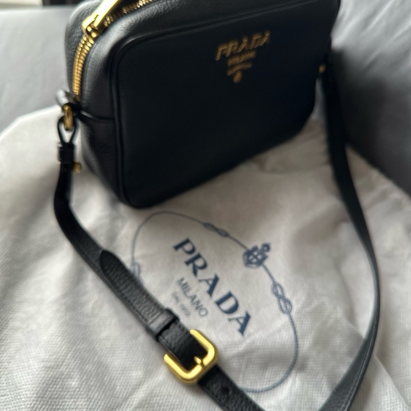 PRADA 浮雕 LOGO 荔枝紋 牛皮 小包｜單肩 / 斜挎相機包-22