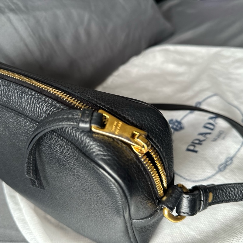 PRADA 浮雕 LOGO 荔枝紋 牛皮 小包｜單肩 / 斜挎相機包-23