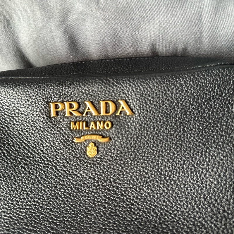 PRADA 浮雕 LOGO 荔枝紋 牛皮 小包｜單肩 / 斜挎相機包-24