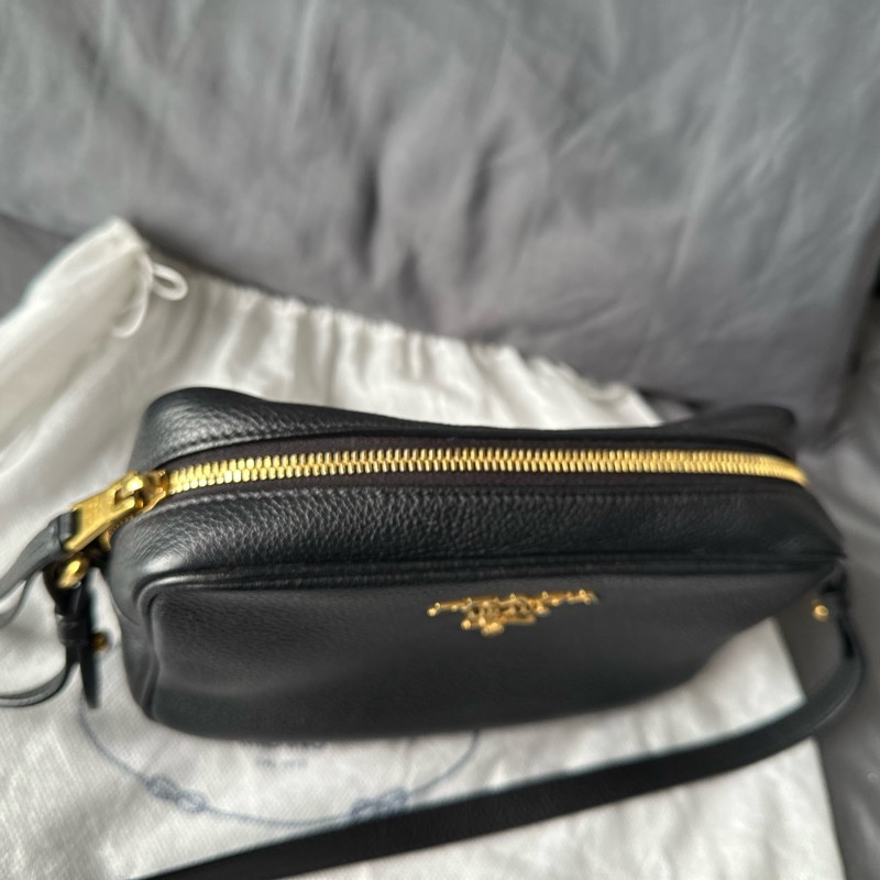 PRADA 浮雕 LOGO 荔枝紋 牛皮 小包｜單肩 / 斜挎相機包-25