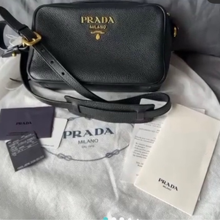 PRADA 浮雕 LOGO 荔枝紋 牛皮 小包|單肩 / 斜挎相機包-4
