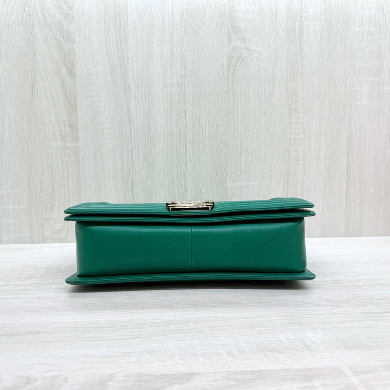 chanel 綠色牛皮淺金釦BOY28/A92193-5