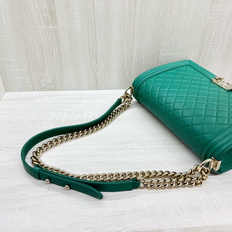 chanel 綠色牛皮淺金釦BOY28/A92193-10