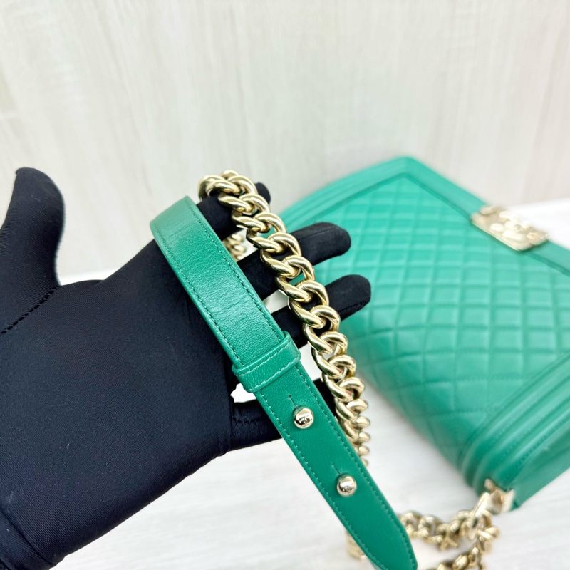 chanel 綠色牛皮淺金釦BOY28/A92193-11