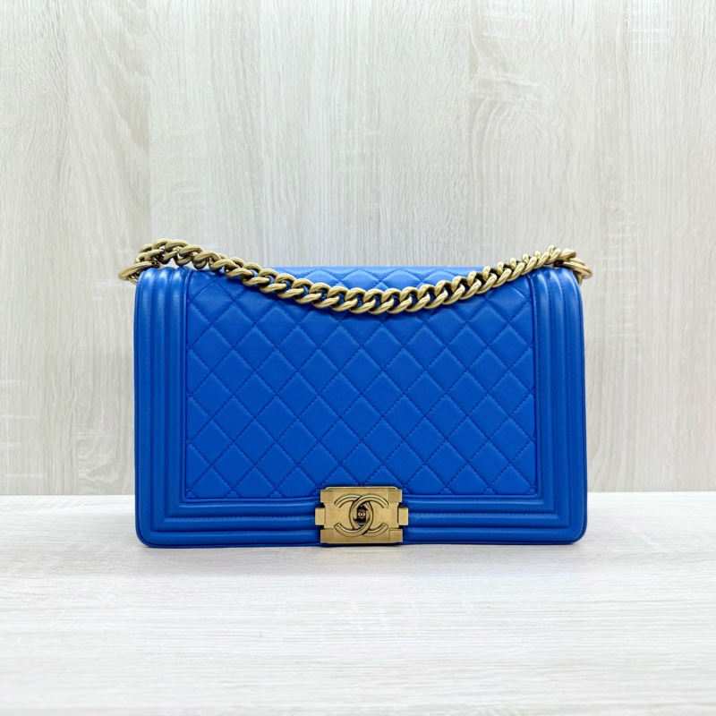 CHANEL 藍色牛皮菱格紋金釦 BOY 28-0