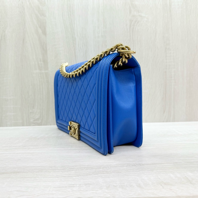 CHANEL 藍色牛皮菱格紋金釦 BOY 28-2