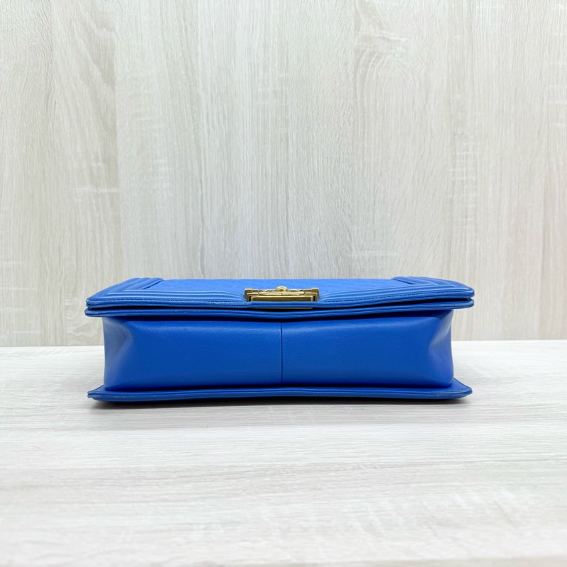 CHANEL 藍色牛皮菱格紋金釦 BOY 28-4