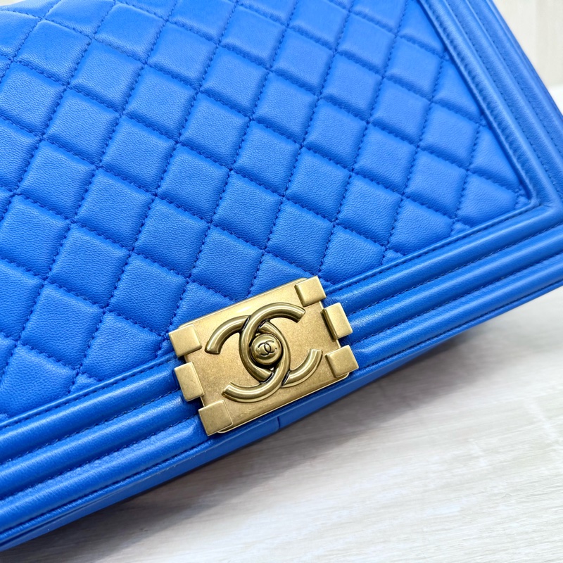 CHANEL 藍色牛皮菱格紋金釦 BOY 28-5