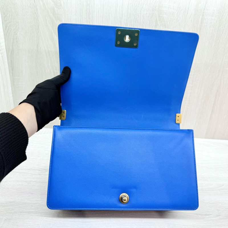 CHANEL 藍色牛皮菱格紋金釦 BOY 28-6