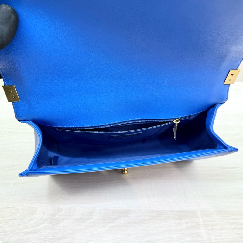 CHANEL 藍色牛皮菱格紋金釦 BOY 28-10