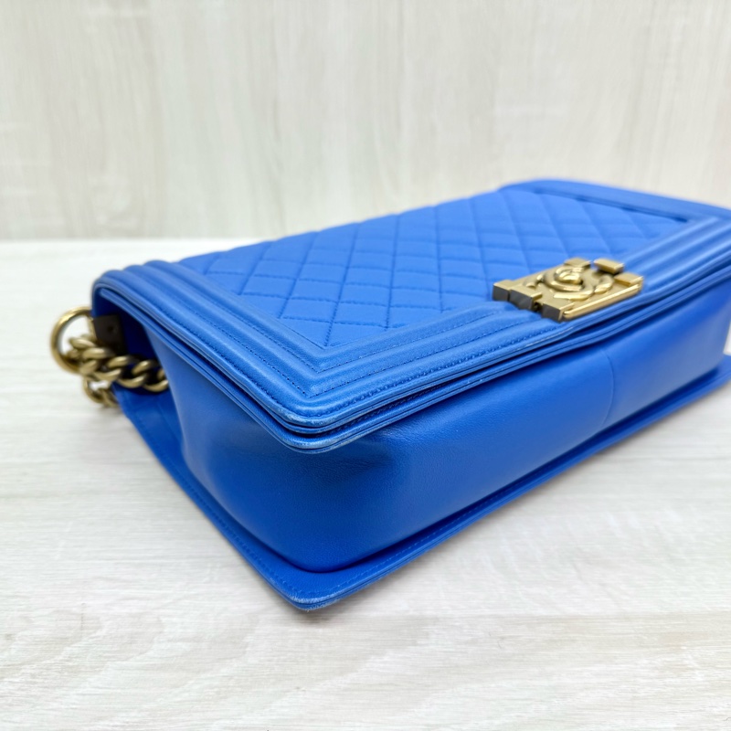 CHANEL 藍色牛皮菱格紋金釦 BOY 28-16