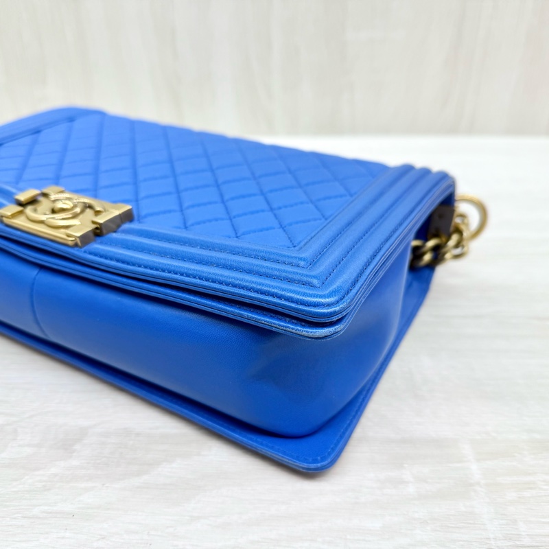 CHANEL 藍色牛皮菱格紋金釦 BOY 28-17