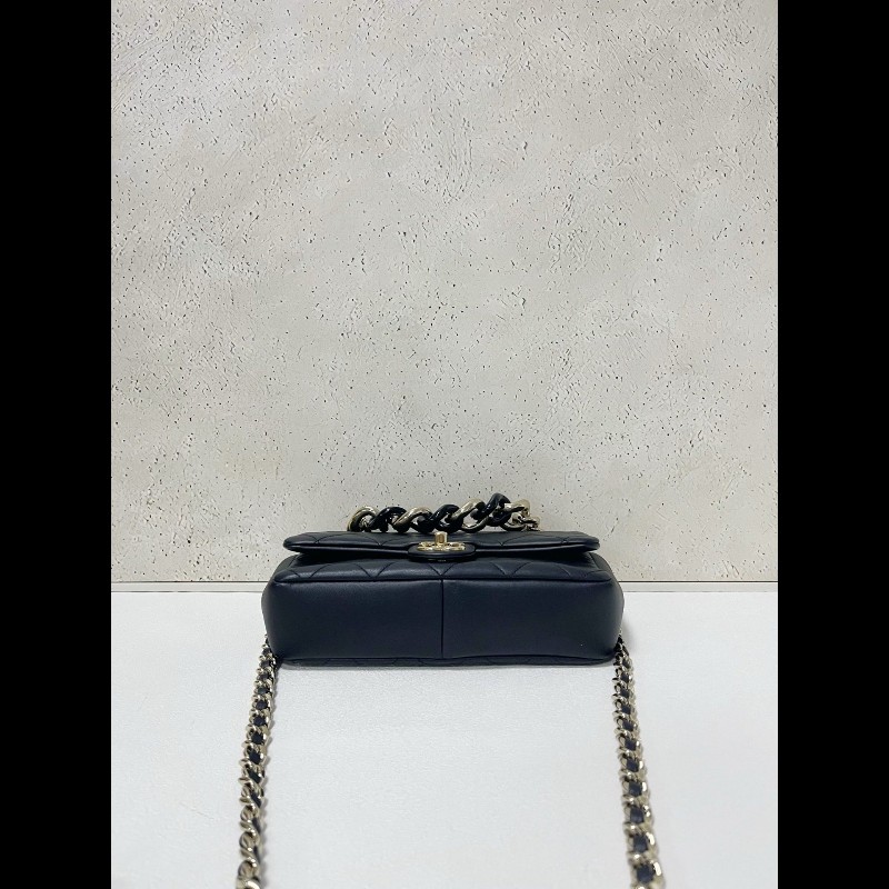 Chanel flap bag
黑金珐琅粗鏈條 cf小號-4