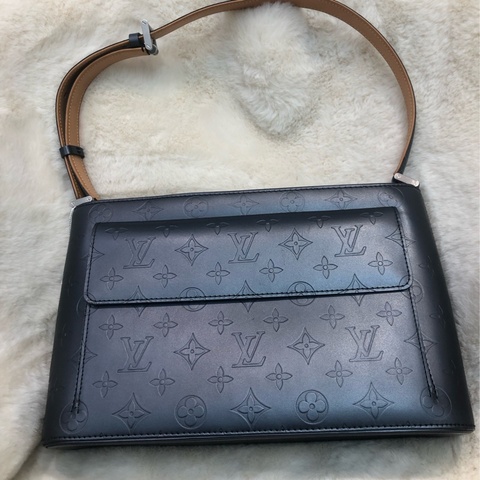 LV灰銀珠光皮肩背包 XB908