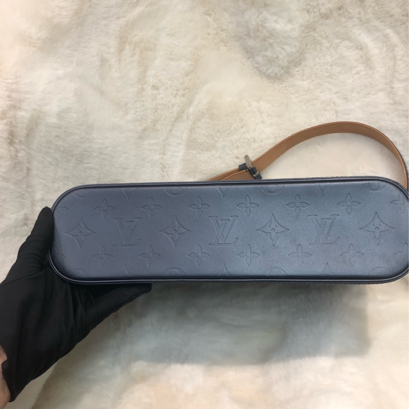 LV 灰藍色珠光皮 壓紋 老花 單肩包 XB908-4