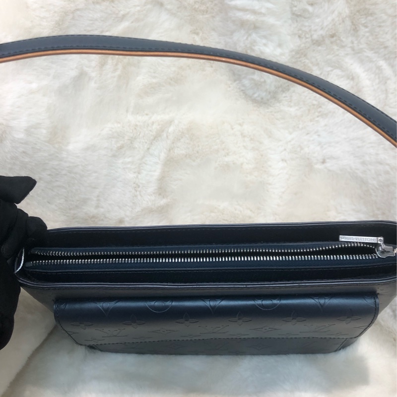 LV 灰藍色珠光皮 壓紋 老花 單肩包 XB908-5