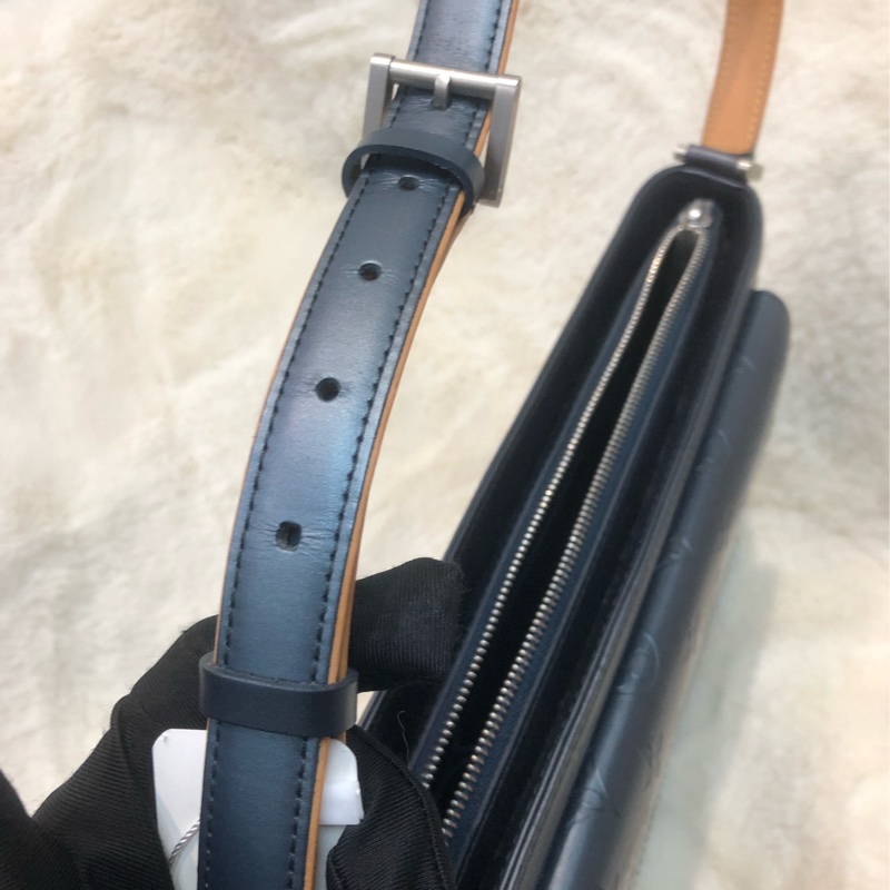 LV 灰藍色珠光皮 壓紋 老花 單肩包 XB908-7