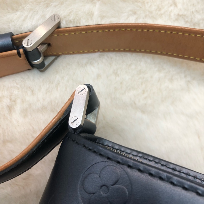 LV 灰藍色珠光皮 壓紋 老花 單肩包 XB908-15