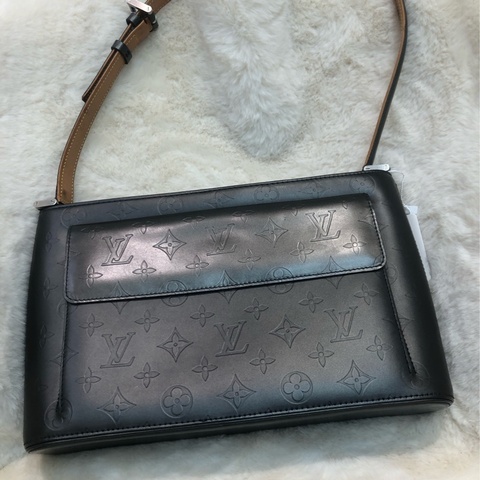 LV 灰銀色珠光皮 壓紋 老花單肩袋 XB976