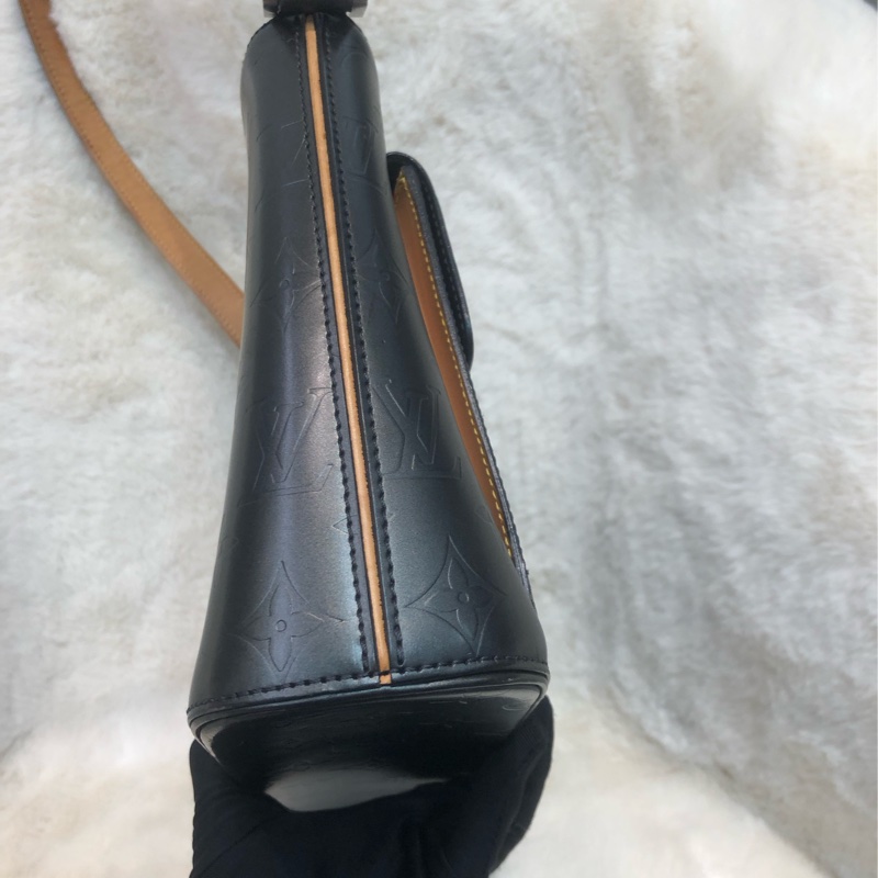 LV 灰銀色珠光皮 壓紋 老花單肩袋 XB976-2