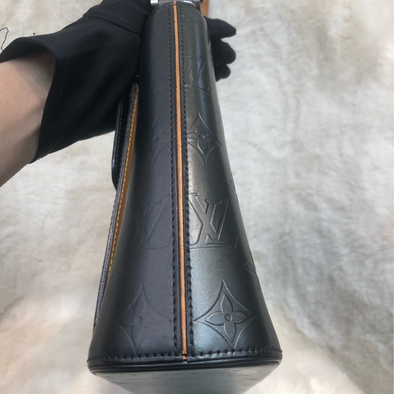 LV 灰銀色珠光皮 壓紋 老花單肩袋 XB976-3