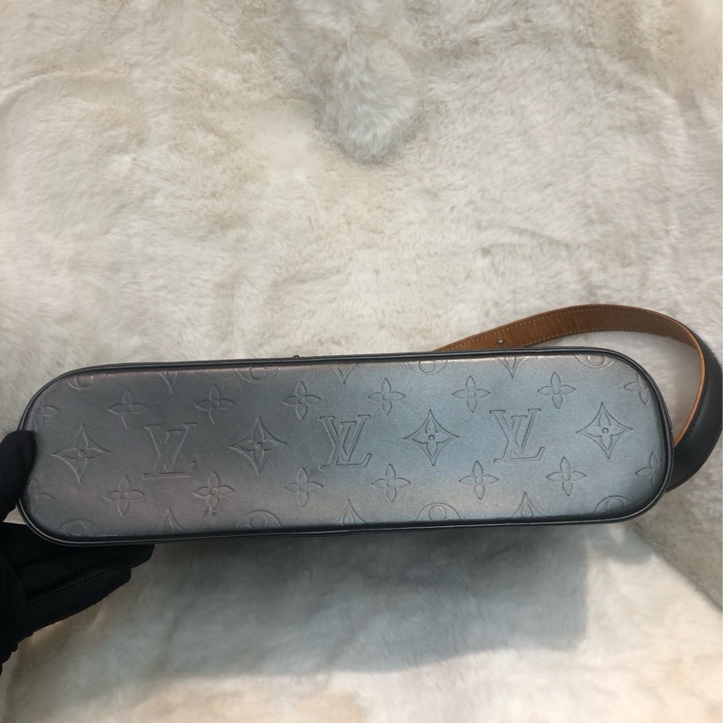 LV 灰銀色珠光皮 壓紋 老花單肩袋 XB976-4