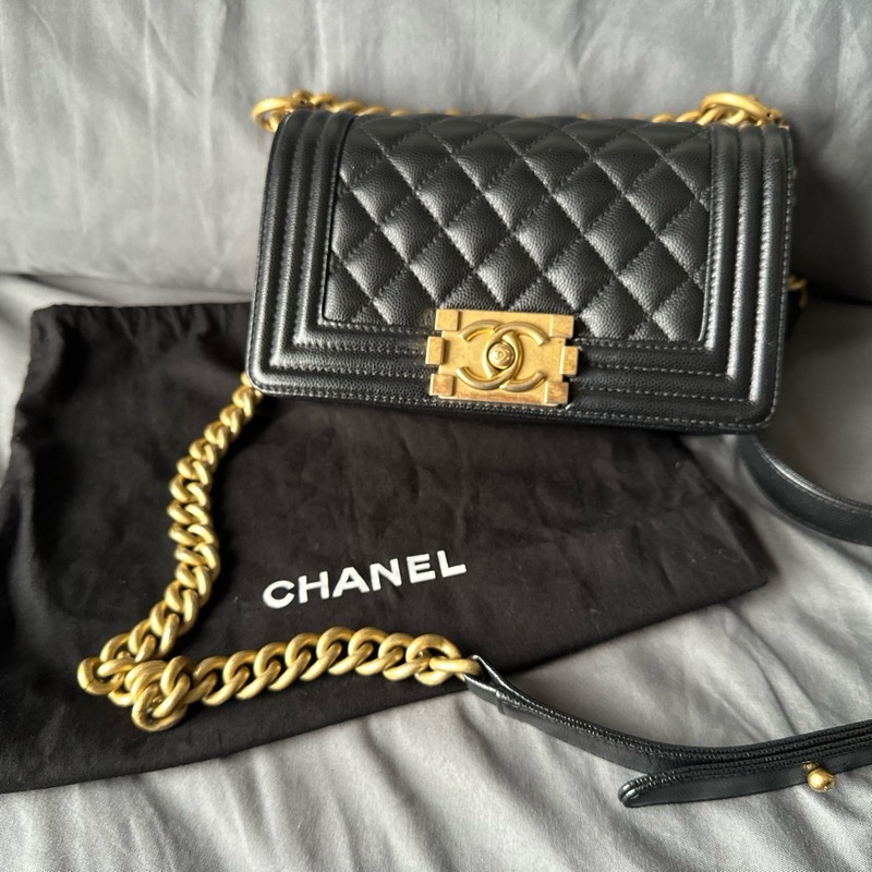 CHANEL Boy 20 黑金色｜魚子醬皮 斜背包-0