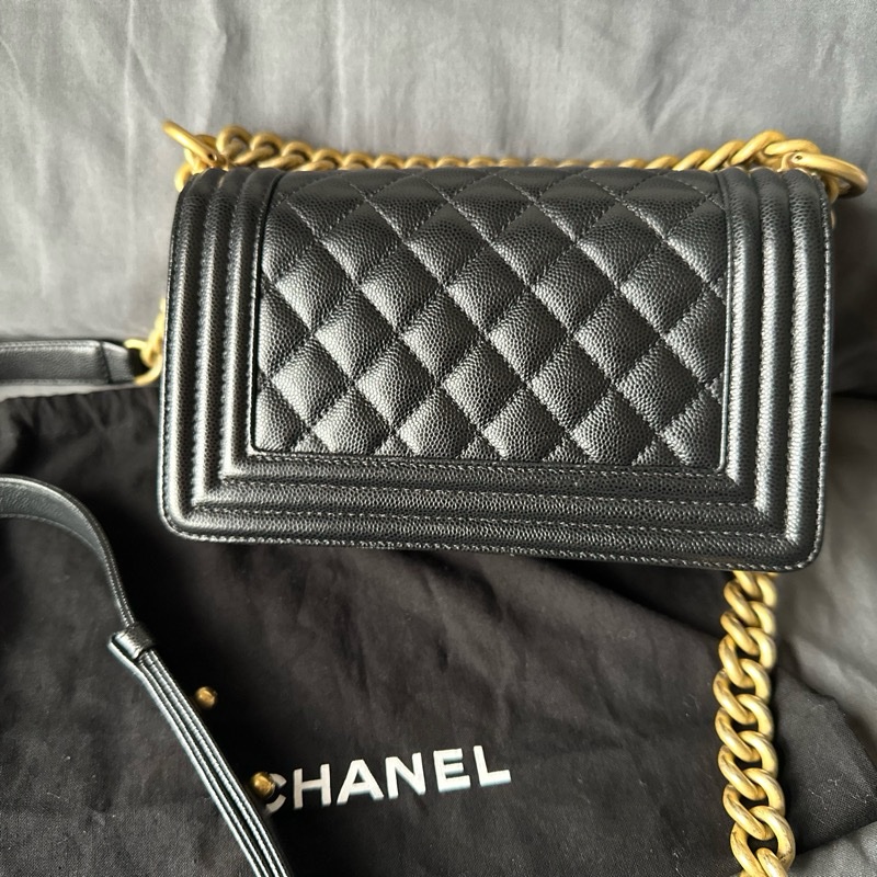CHANEL Boy 20 黑金色｜魚子醬皮 斜背包-1