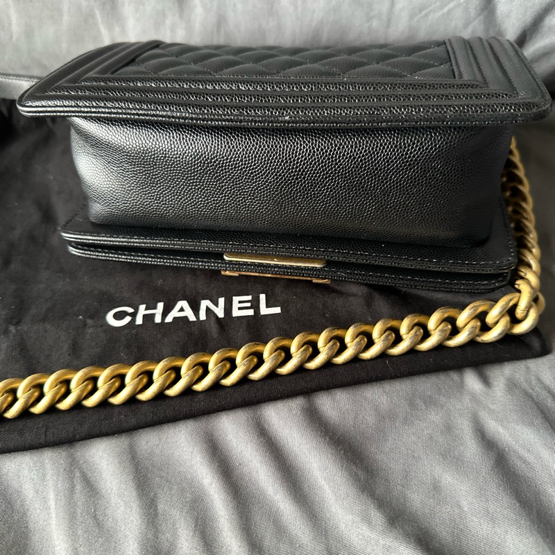 CHANEL Boy 20 黑金色｜魚子醬皮 斜背包-7