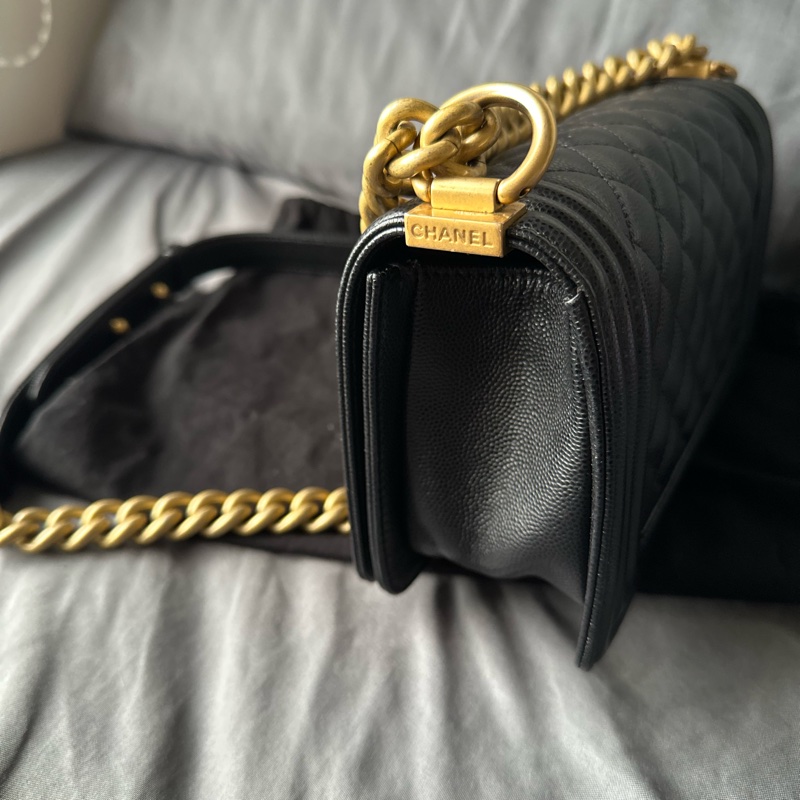 CHANEL Boy 20 黑金色｜魚子醬皮 斜背包-8