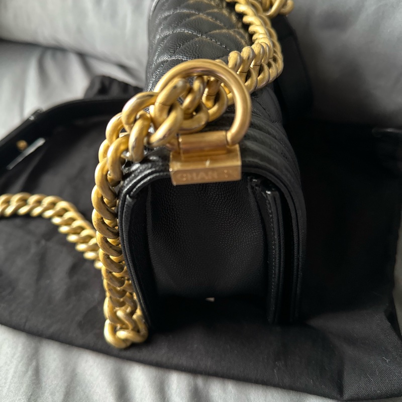 CHANEL Boy 20 黑金色｜魚子醬皮 斜背包-9