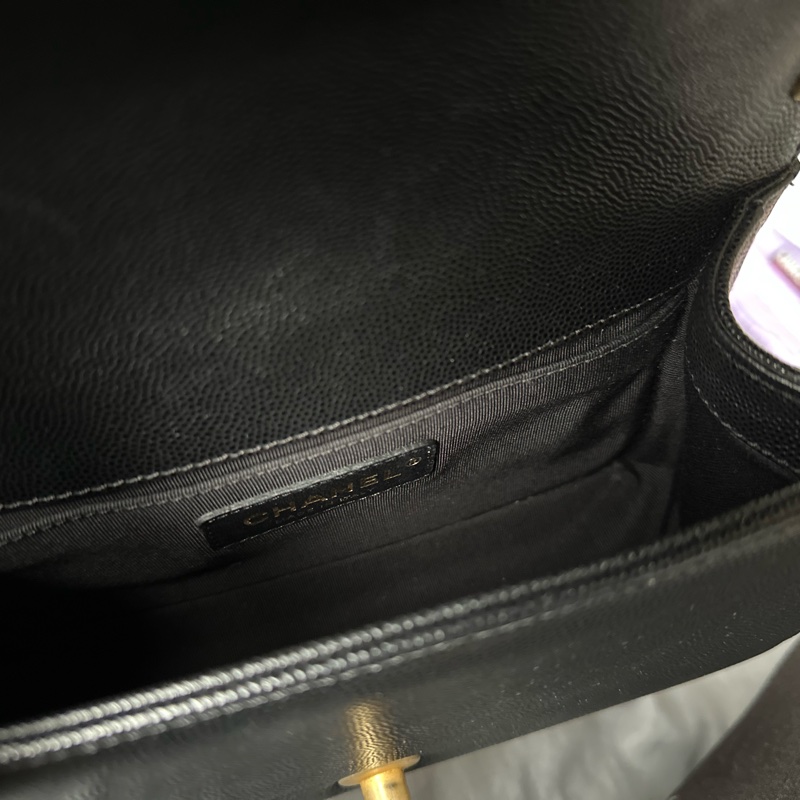 CHANEL Boy 20 黑金色｜魚子醬皮 斜背包-10