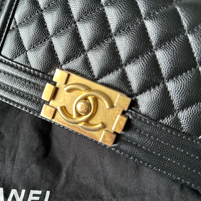 CHANEL Boy 20 黑金色｜魚子醬皮 斜背包-11