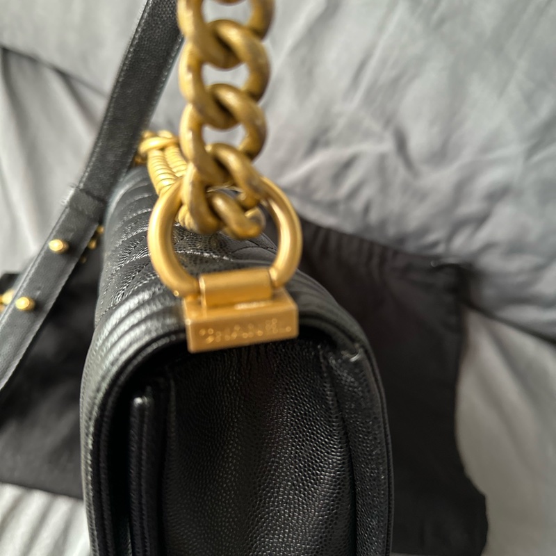 CHANEL Boy 20 黑金色｜魚子醬皮 斜背包-12