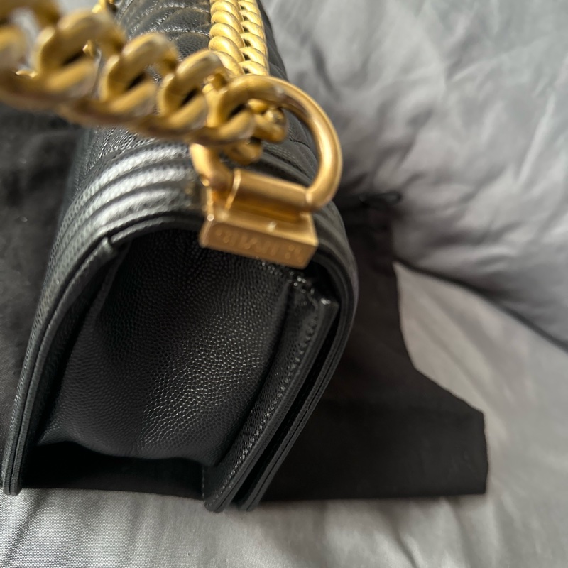 CHANEL Boy 20 黑金色｜魚子醬皮 斜背包-13