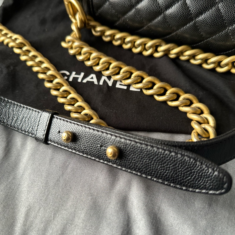 CHANEL Boy 20 黑金色｜魚子醬皮 斜背包-14
